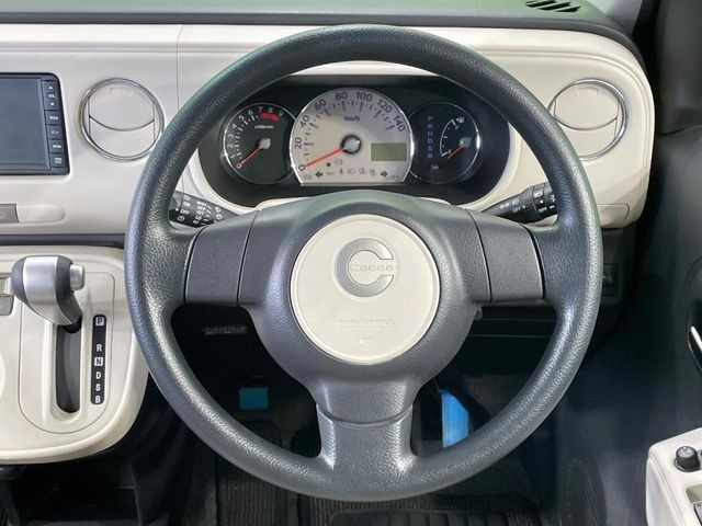 �C���e���A�ɍ��킹���f�U�C���̃X�e�A�����O�́A�^�]�������̂��Ƃ��l���A�^�]���₷���`��A�傫���ł��B�����x�A���ۂɐG���Ă��m���߂��������B