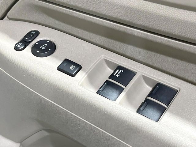 �y�d���i�[�~���[�z�T�C�h�~���[�͓d���i�[���ƂȂ��Ă���A�������ԏ�ł��L�Y�������X�N��}�����܂��B