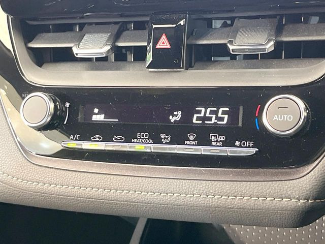 【オートエアコン】一度お好みの温度に設定すれば、車内の温度を検知し風量や温度を自動で調整。暑い&hellip;寒い&hellip;と何度もスイッチ操作をする必要はありません。快適な車内空間には必須の機能ですね♪