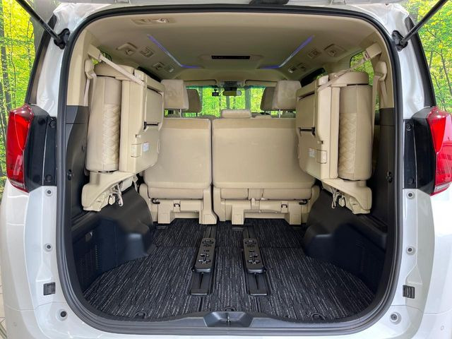 ���i�̂���������ʋ΁A���}���ɏ\���ȉ׎��X�y�[�X���m�ۂ��Ă���܂��B�Z�J���h�V�[�g��|���ƁA�傫�ȉו��̐ύڂ��\�ł���