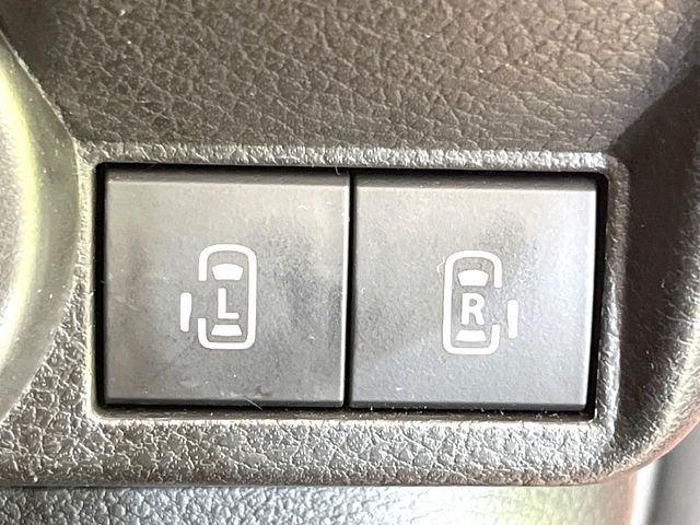 【両側パワースライドドア】スマートキーや運転席のスイッチで後席両側スライドドアの開閉が可能♪電動だから力を入れてドアを開ける必要が無く、小さなお子様でも簡単に開け閉めでき快適です♪