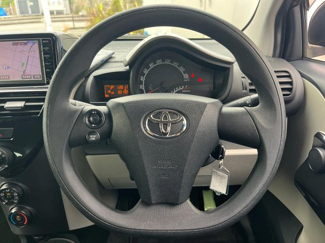 �C���e���A�ɍ��킹���f�U�C���̃X�e�A�����O�́A�^�]�������̂��Ƃ��l���A�^�]���₷���`��A�傫���ł��B�����x�A���ۂɐG���Ă��m���߂��������B