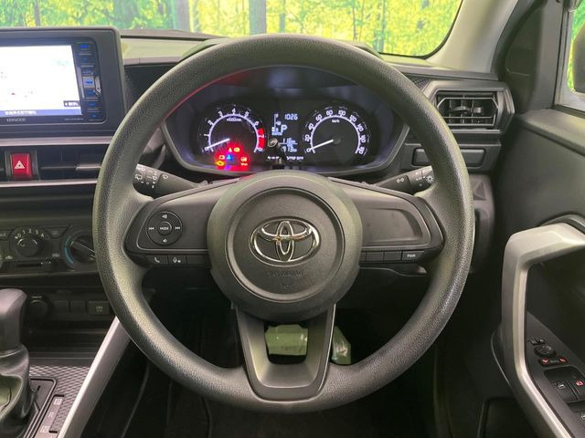 �C���e���A�ɍ��킹���f�U�C���̃X�e�A�����O�́A�^�]�������̂��Ƃ��l���A�^�]���₷���`��A�傫���ł��B�����x�A���ۂɐG���Ă��m���߂��������B