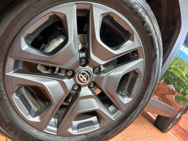 �y����18�C���`�A���~�z�C�[���z�O�ςɃ}�b�`���������A���~�z�C�[���𑕒����Ă���܂��B�e��ЊO�A���~�z�C�[����A�X�^�b�h���X�^�C�����戵�����Ă���܂��B���񂲑��k����������