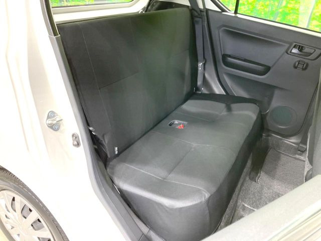 広々とした2列目シートは居住性が高く、居心地も快適!友達や家族とのお出かけにぴったりです。ベビーシートやチャイルドシート使用時も快適にお過ごしいただける十分な空間を確保しています。