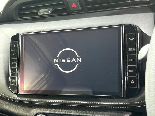 【純正ナビ】人気の純正ナビを装備しております。ナビの使いやすさはもちろん、オーディオ機能も充実!キャンプや旅行はもちろん、通勤や買い物など普段のドライブも楽しくなるはず♪