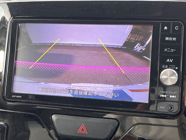 【バックカメラ】駐車時に後方がリアルタイム映像で確認できます。大型商業施設や立体駐車場での駐車時や、夜間のバック時に大活躍!運転スキルに関わらず、今や必須となった装備のひとつです!
