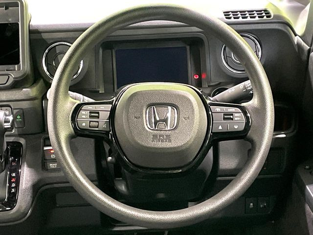 �C���e���A�ɍ��킹���f�U�C���̃X�e�A�����O�́A�^�]�������̂��Ƃ��l���A�^�]���₷���`��A�傫���ł��B�����x�A���ۂɐG���Ă��m���߂��������B