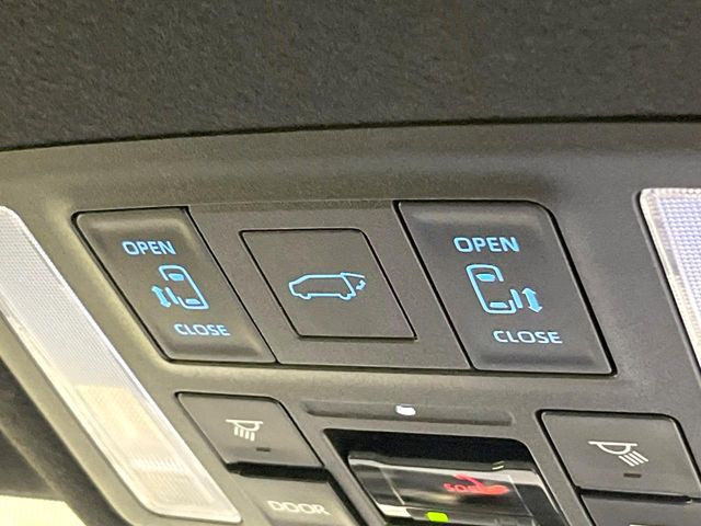 【両側パワースライドドア】スマートキーや運転席のスイッチで後席両側スライドドアの開閉が可能♪電動だから力を入れてドアを開ける必要が無く、小さなお子様でも簡単に開け閉めでき快適です♪