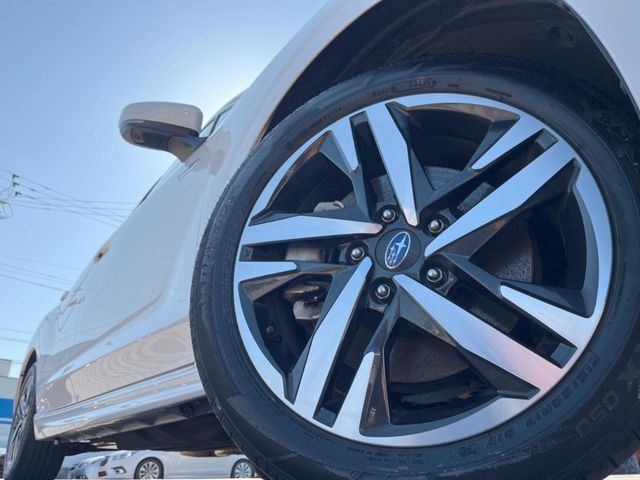 �y����17�C���`�A���~�z�C�[���z�O�ςɃ}�b�`���������A���~�z�C�[���𑕒����Ă���܂��B�e��ЊO�A���~�z�C�[����A�X�^�b�h���X�^�C�����戵�����Ă���܂��B���񂲑��k����������