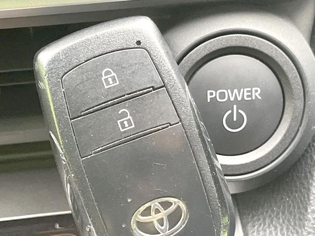 【スマートキー】カバンやポケットに入れたままでもドアの施錠・解錠が可能なスマートキーを装備。エンジンのオン・オフ時もカギを取り出す必要が無いからとっても便利です♪