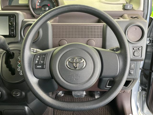 �C���e���A�ɍ��킹���f�U�C���̃X�e�A�����O�́A�^�]�������̂��Ƃ��l���A�^�]���₷���`��A�傫���ł��B�����x�A���ۂɐG���Ă��m���߂��������B