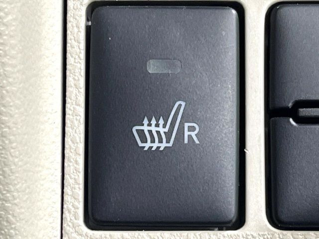 【シートヒーター】寒い日に重宝するシートヒーター!エアコンより早く温まってくれるので寒がりの人も安心ですね♪エアコンの温風は乾燥するから苦手、という方にもをおすすめです。