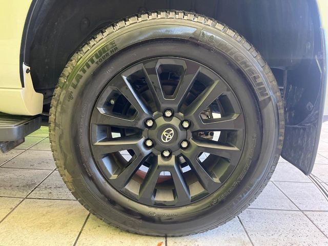 【純正18インチアルミホイール】外観にマッチした純正アルミホイールを装着しております。各種社外アルミホイールや、スタッドレスタイヤも取扱いしております。是非ご相談ください♪