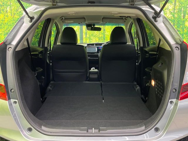 ���i�̂���������ʋ΁A���}���ɏ\���ȉ׎��X�y�[�X���m�ۂ��Ă���܂��B�Z�J���h�V�[�g��|���ƁA�傫�ȉו��̐ύڂ��\�ł���