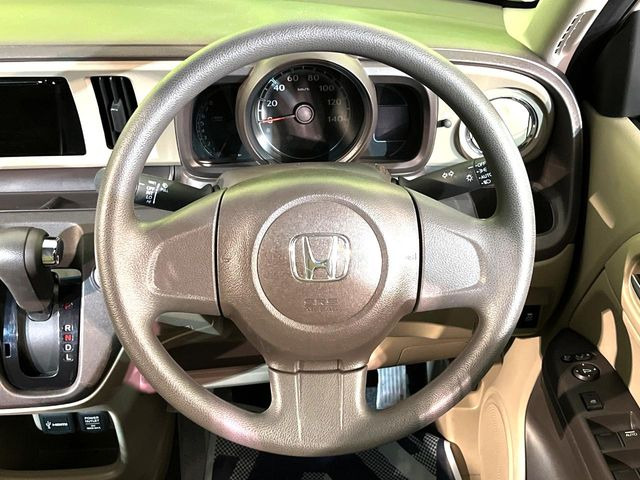 �C���e���A�ɍ��킹���f�U�C���̃X�e�A�����O�́A�^�]�������̂��Ƃ��l���A�^�]���₷���`��A�傫���ł��B�����x�A���ۂɐG���Ă��m���߂��������B