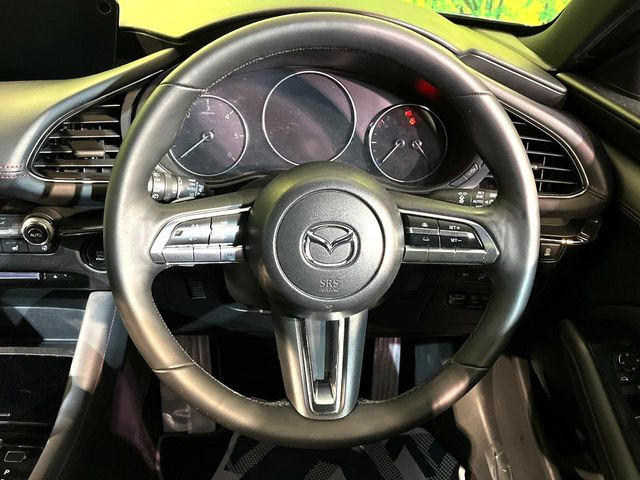 �C���e���A�ɍ��킹���f�U�C���̃X�e�A�����O�́A�^�]�������̂��Ƃ��l���A�^�]���₷���`��A�傫���ł��B�����x�A���ۂɐG���Ă��m���߂��������B