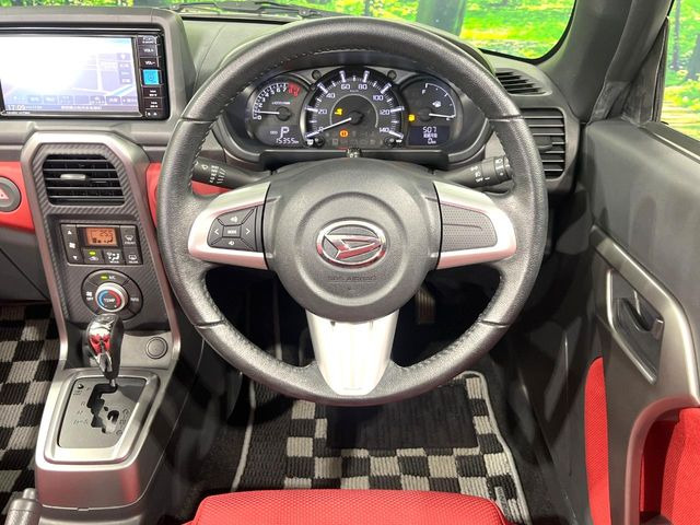 �C���e���A�ɍ��킹���f�U�C���̃X�e�A�����O�́A�^�]�������̂��Ƃ��l���A�^�]���₷���`��A�傫���ł��B�����x�A���ۂɐG���Ă��m���߂��������B