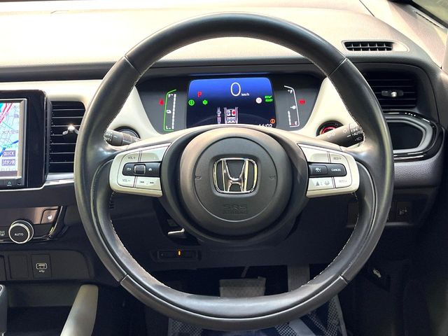 �C���e���A�ɍ��킹���f�U�C���̃X�e�A�����O�́A�^�]�������̂��Ƃ��l���A�^�]���₷���`��A�傫���ł��B�����x�A���ۂɐG���Ă��m���߂��������B