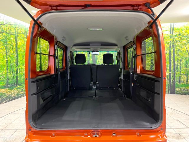 ���i�̂���������ʋ΁A���}���ɏ\���ȉ׎��X�y�[�X���m�ۂ��Ă���܂��B�Z�J���h�V�[�g��|���ƁA�傫�ȉו��̐ύڂ��\�ł���