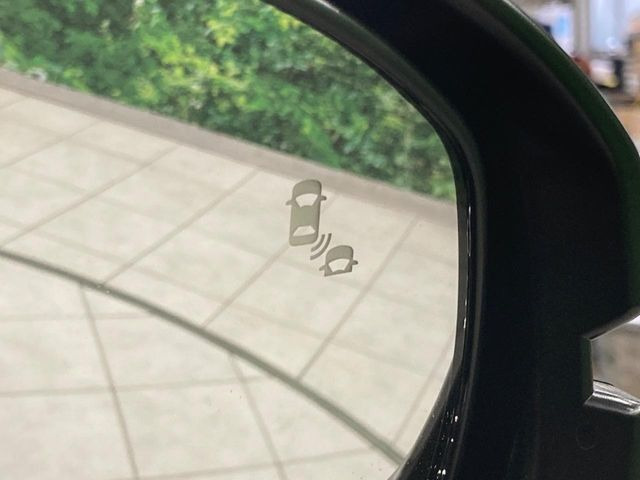 【ブラインドスポットインフォメーション】走行中、ドアミラーの死角になりやすい箇所に後続車が接近するとサイドミラー付近に警告を表示、ドライバーに注意喚起をしてくれます。