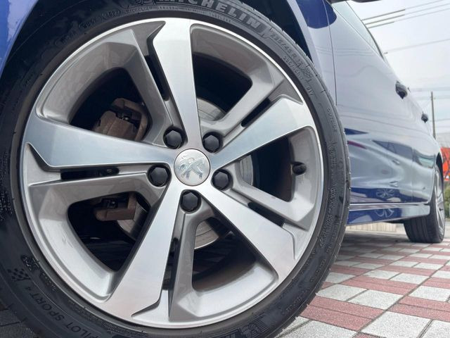 ●純正17インチアルミホイール:輸入車ならではの卓越した走りを支えるホイールと足回りです!日本車の走りに慣れている方にもぜひ体感して頂きたいほど、高いレベルでまとまっています!