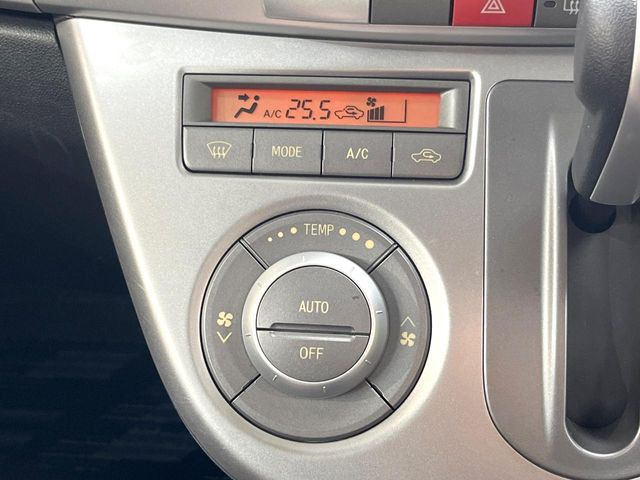 【オートエアコン】一度お好みの温度に設定すれば、車内の温度を検知し風量や温度を自動で調整。暑い&hellip;寒い&hellip;と何度もスイッチ操作をする必要はありません。快適な車内空間には必須の機能ですね♪