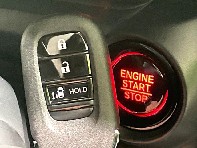 �yHonda�X�}�[�g�L�[�z�J�o����|�P�b�g�ɓ��ꂽ�܂܂ł��h�A�̎{���E�������\�ȃX�}�[�g�L�[�𑕔��B�G���W���̃I���E�I�t�����J�M�����o���K�v����������Ƃ��Ă��֗��ł���