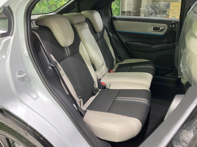 後部座席も気になるようなキズ・汚れやへたり等、大きなダメージはなく、良好な状態です。