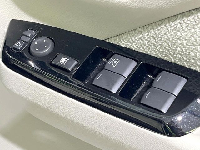 �y�d���i�[�~���[�z�T�C�h�~���[�͓d���i�[���ƂȂ��Ă���A�������ԏ�ł��L�Y�������X�N��}�����܂��B