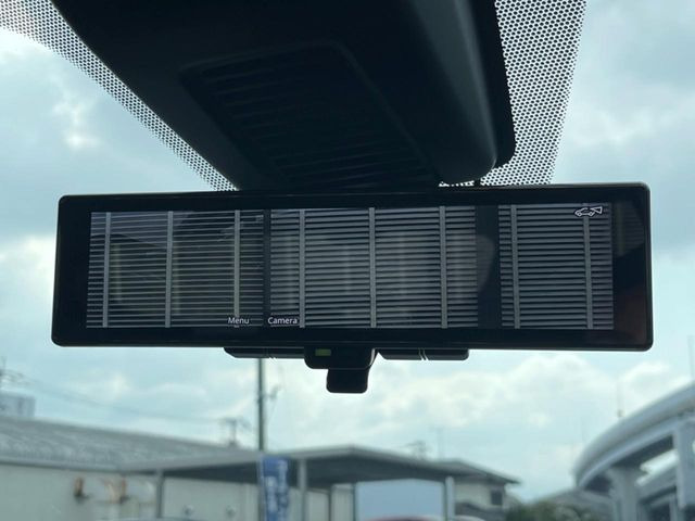 【インテリジェントルームミラー】後席の大きな荷物や同乗者で後方が確認しづらい時でも安心!カメラが撮影した車両後方の映像をルームミラー内に表示。クリアな視界で状況の確認が可能です!