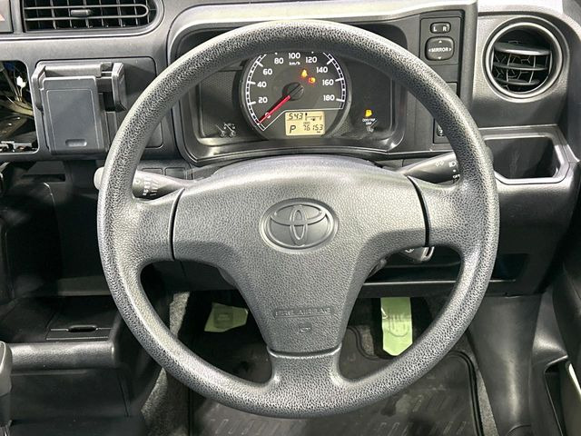 インテリアに合わせたデザインのステアリングは、運転される方のことも考え、運転しやすい形状、大きさです。是非一度、実際に触ってお確かめください。