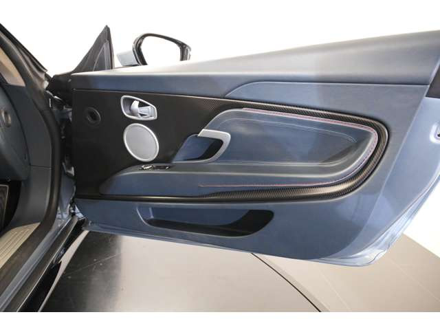 �΂ߏ�ɊJ���X�����E�C���O�h�A�̓A�X�g���}�[�e�B���̑㖼���B�h�A�ɂ����U�[���g�p����A���ׂĎ�D���ōٖD����Ă���܂��B