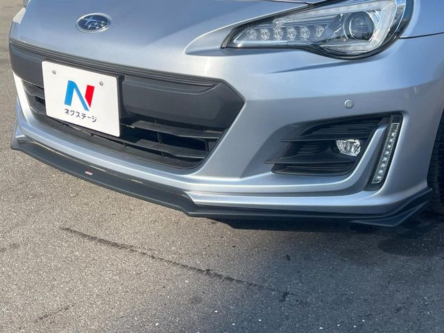 �ySTI�X�^�C���p�b�P�[�W�z�t�����g�E�T�C�h�E���A��STI�̃G�A���œ���B�O�ς̃X�|�[�e�B�[�����ۗ������Ă���邾���łȂ��A�������s���̋�̓o�����X���œK�����Ă���܂��B