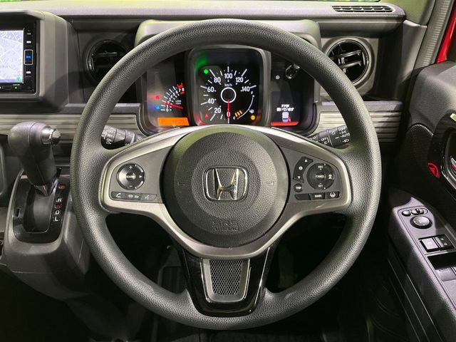 �C���e���A�ɍ��킹���f�U�C���̃X�e�A�����O�́A�^�]�������̂��Ƃ��l���A�^�]���₷���`��A�傫���ł��B�����x�A���ۂɐG���Ă��m���߂��������B