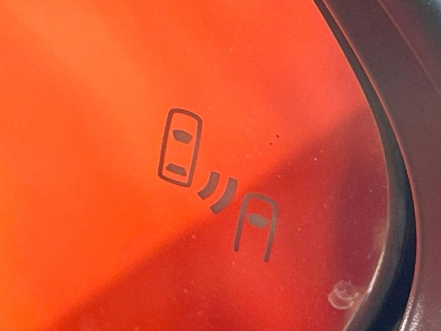 【ブラインドスポットモニター】走行中、ドアミラーの死角になりやすい箇所に後続車が接近するとサイドミラーのレンズに警告を表示!ドライバーに注意喚起をしてくれます。