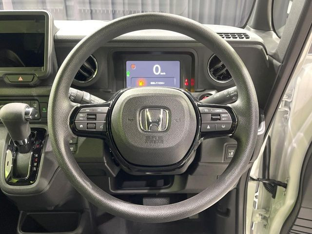 インテリアに合わせたデザインのステアリングは、運転される方のことも考え、運転しやすい形状、大きさです。是非一度、実際に触ってお確かめください。