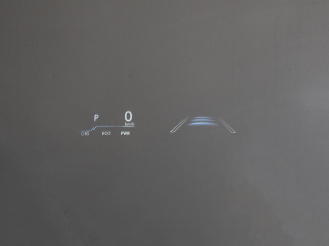 高級車両ならではのヘッドアップディスプレイ!