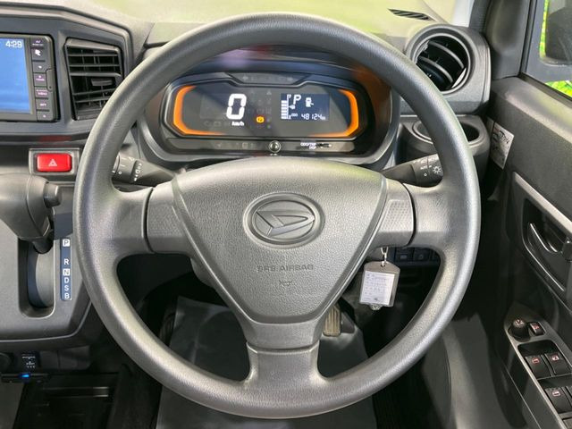 �C���e���A�ɍ��킹���f�U�C���̃X�e�A�����O�́A�^�]�������̂��Ƃ��l���A�^�]���₷���`��A�傫���ł��B�����x�A���ۂɐG���Ă��m���߂��������B