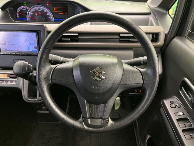 �C���e���A�ɍ��킹���f�U�C���̃X�e�A�����O�́A�^�]�������̂��Ƃ��l���A�^�]���₷���`��A�傫���ł��B�����x�A���ۂɐG���Ă��m���߂��������B