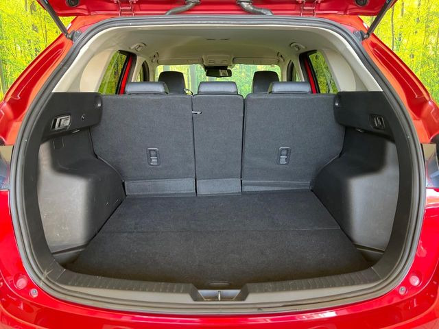 ���i�̂���������ʋ΁A���}���ɏ\���ȉ׎��X�y�[�X���m�ۂ��Ă���܂��B�Z�J���h�V�[�g��|���ƁA�傫�ȉו��̐ύڂ��\�ł���