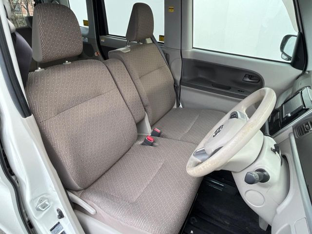 運転席シート廻りは使用感も少なく、良好な状態となっています。丁寧に使われていたことがよくわかりますね。