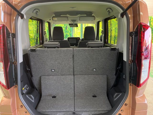 ���i�̂���������ʋ΁A���}���ɏ\���ȉ׎��X�y�[�X���m�ۂ��Ă���܂��B�Z�J���h�V�[�g��|���ƁA�傫�ȉו��̐ύڂ��\�ł���