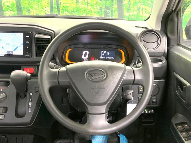 インテリアに合わせたデザインのステアリングは、運転される方のことも考え、運転しやすい形状、大きさです。是非一度、実際に触ってお確かめください。