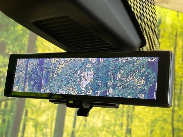【インテリジェントルームミラー】後席の大きな荷物や同乗者で後方が確認しづらい時でも安心!カメラが撮影した車両後方の映像をルームミラー内に表示。クリアな視界で状況の確認が可能です!