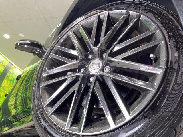 �y����18�C���`�A���~�z�C�[���z�O�ςɃ}�b�`���������A���~�z�C�[���𑕒����Ă���܂��B�e��ЊO�A���~�z�C�[����A�X�^�b�h���X�^�C�����戵�����Ă���܂��B���񂲑��k����������