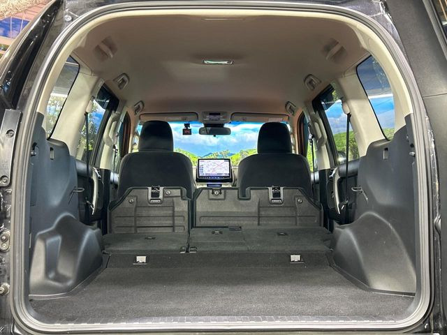 ���i�̂���������ʋ΁A���}���ɏ\���ȉ׎��X�y�[�X���m�ۂ��Ă���܂��B�Z�J���h�V�[�g��|���ƁA�傫�ȉו��̐ύڂ��\�ł���