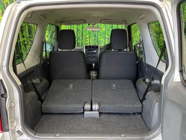 ���i�̂���������ʋ΁A���}���ɏ\���ȉ׎��X�y�[�X���m�ۂ��Ă���܂��B�Z�J���h�V�[�g��|���ƁA�傫�ȉו��̐ύڂ��\�ł���