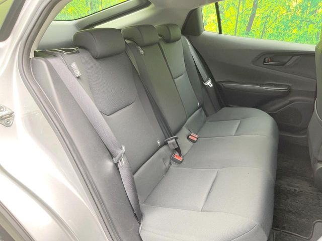 後部座席も気になるようなキズ・汚れやへたり等、大きなダメージはなく、良好な状態です。