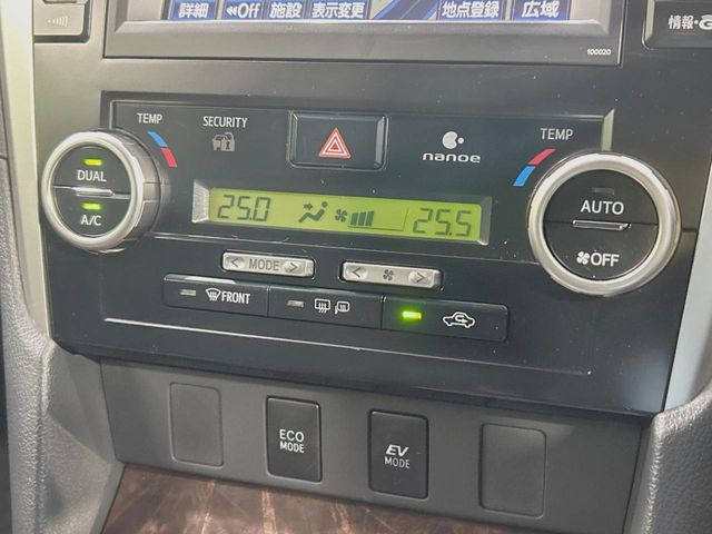 【オートエアコン】一度お好みの温度に設定すれば、車内の温度を検知し風量や温度を自動で調整。暑い&hellip;寒い&hellip;と何度もスイッチ操作をする必要はありません。快適な車内空間には必須の機能ですね♪